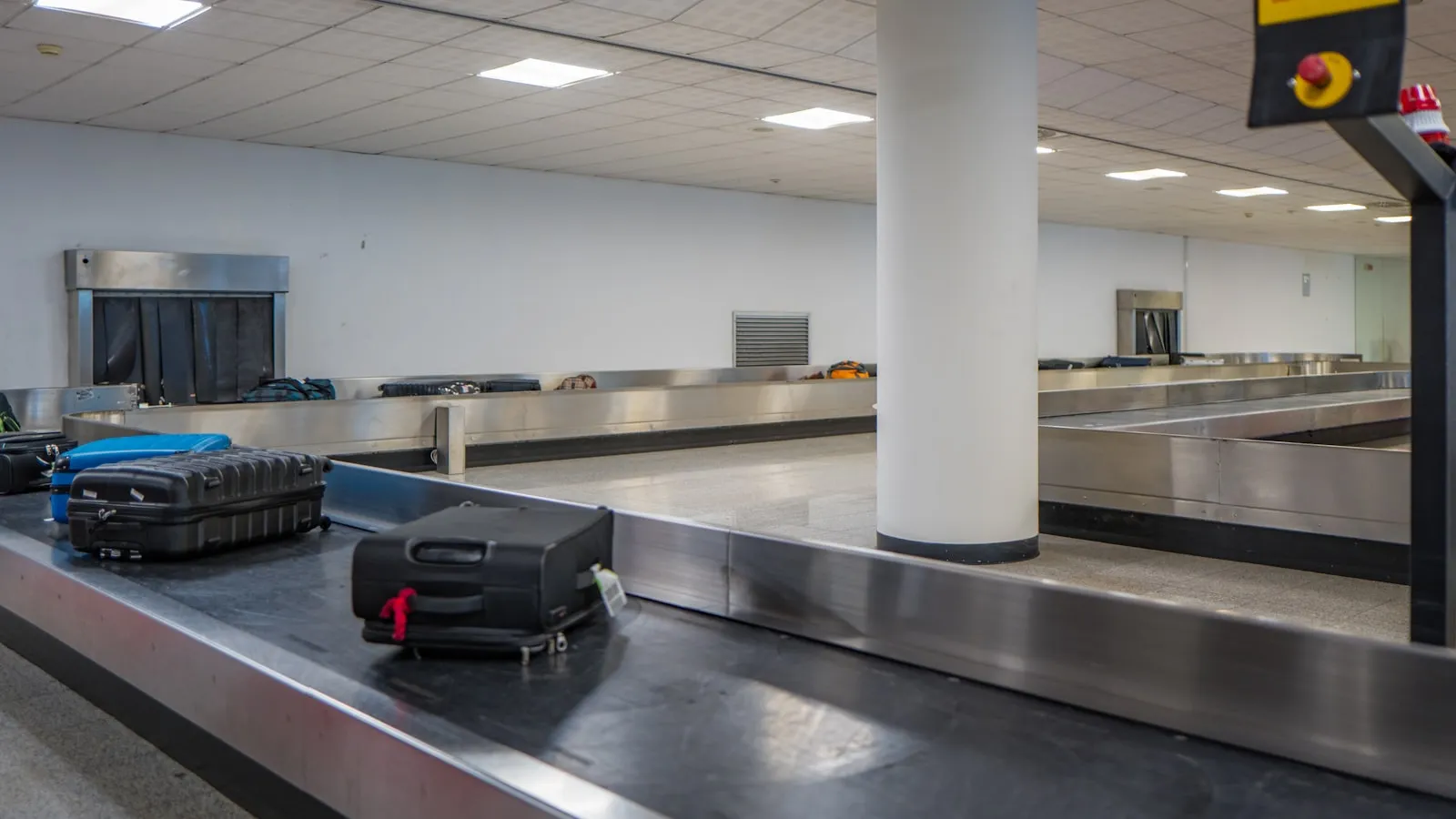 Maletas y bolsas avanzan por la banda de equipaje del aeropuerto