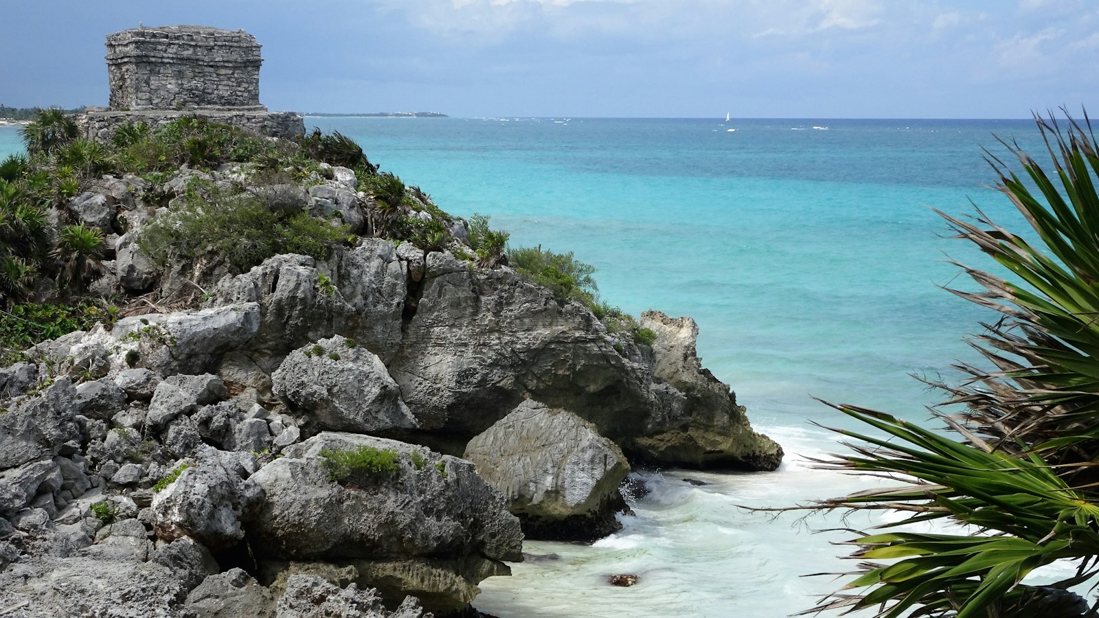 Ruinas mayas de Tulum sobre un acantilado frente al mar Caribe turquesa